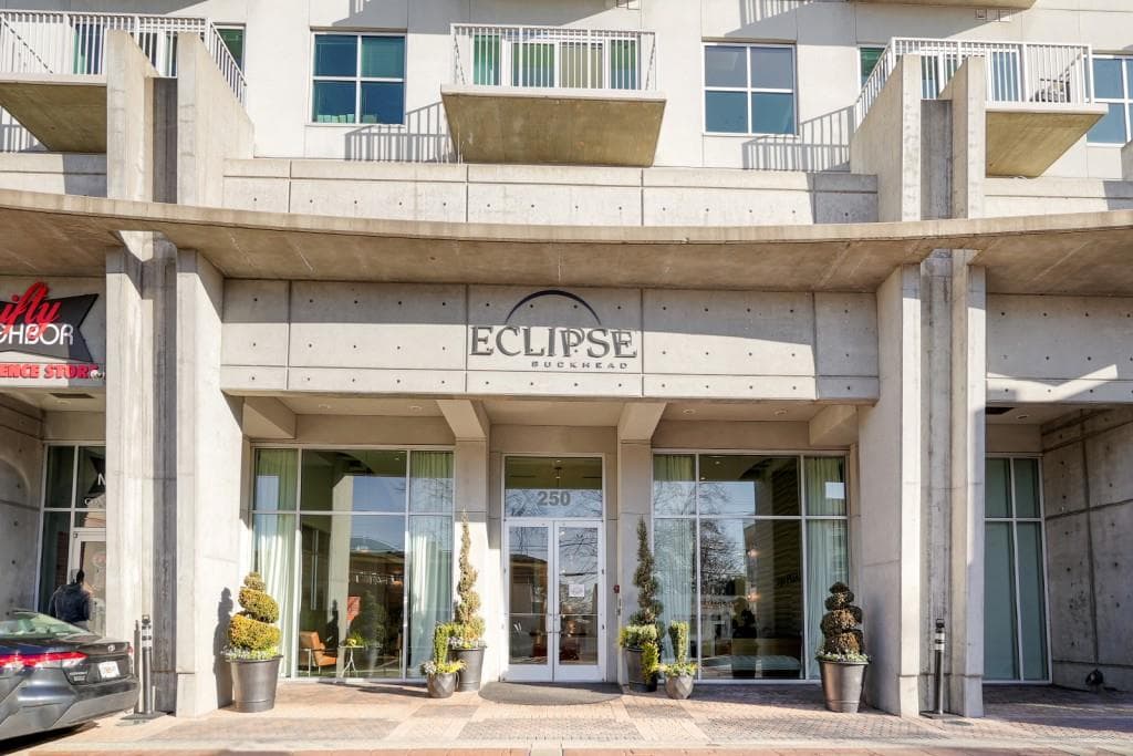 1 bedroom, 1 bathroom, 726 sq ft condominium sold at 250 Pharr Road 2017, Atlanta, GA 30305