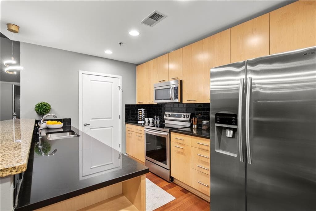 2 bedroom, 2 bathroom, 1,245 sq ft condominium sold at 3324 Peachtree Road 1519, Atlanta, GA 30326