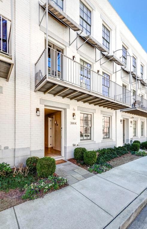 3 bedroom, 4 bathroom, 2,600 sq ft townhouse sold at 324 Stonemont Drive, Atlanta, GA 30305