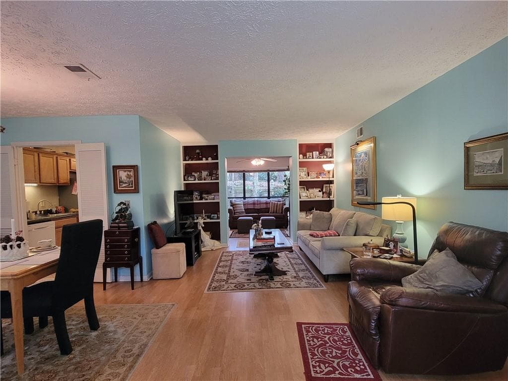 2 bedroom, 2 bathroom, 1,311 sq ft condominium sold at 5137 Roswell Road 6, Atlanta, GA 30342