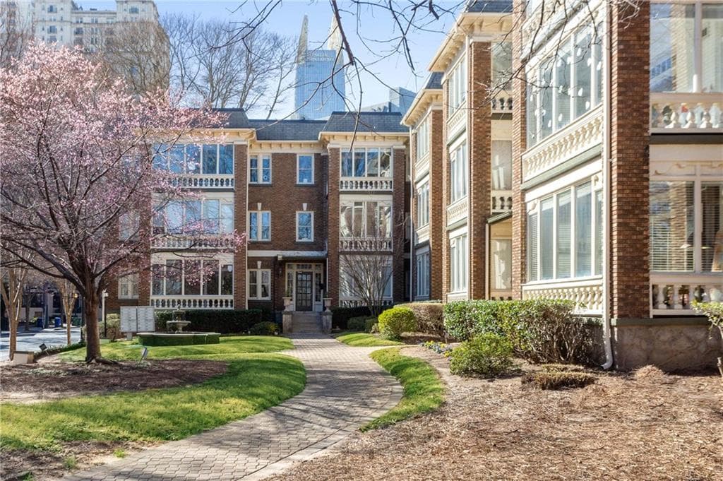 1 bedroom, 1 bathroom, 792 sq ft condominium sold at 272 14th Street 8, Atlanta, GA 30309