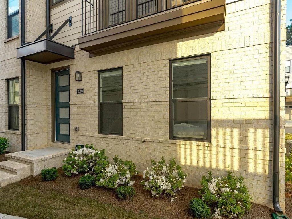 3 bedroom, 4 bathroom, 2,349 sq ft townhouse sold at 2040 Holtz Lane, Atlanta, GA 30318