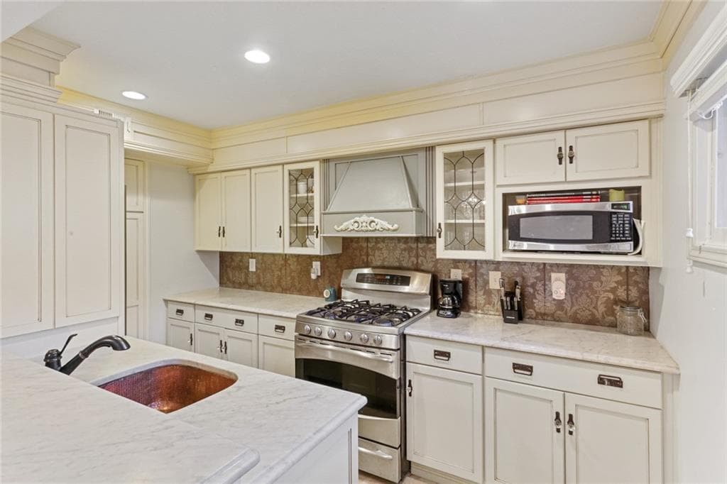 3 bedroom, 2 bathroom, 1,300 sq ft condominium sold at 115 Biscayne Drive A-1, Atlanta, GA 30309