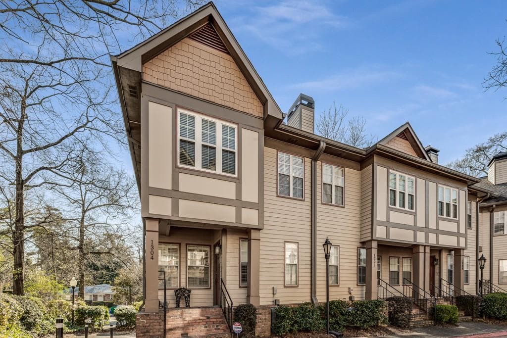 2 bedroom, 3 bathroom, 1,264 sq ft townhouse sold at 1304 Stillwood Chase, Atlanta, GA 30306
