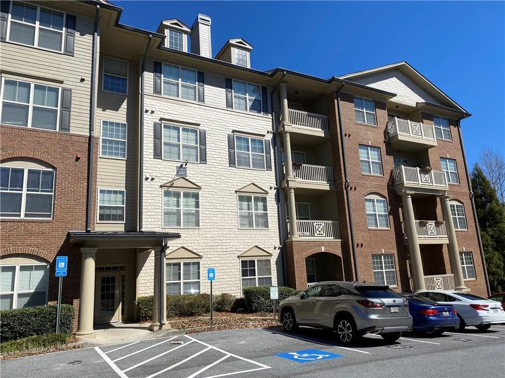 3 bedroom, 2 bathroom, 1,475 sq ft condominium sold at 4805 W Village Way 2309, Smyrna, GA 30080