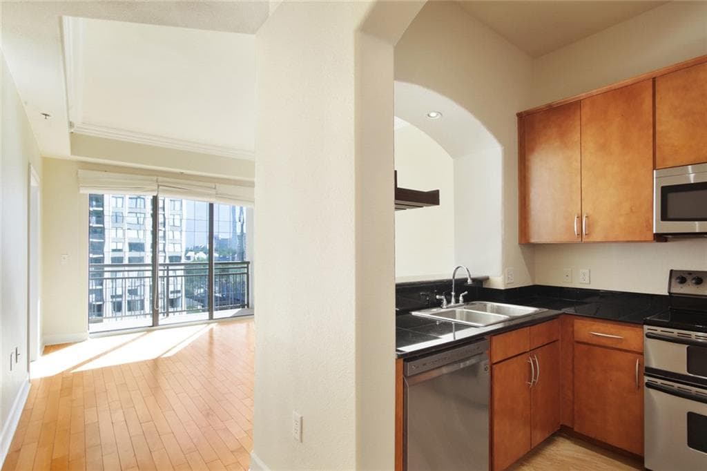 1 bedroom, 1 bathroom, 880 sq ft condominium sold at 3445 Stratford Road 1406, Atlanta, GA 30326