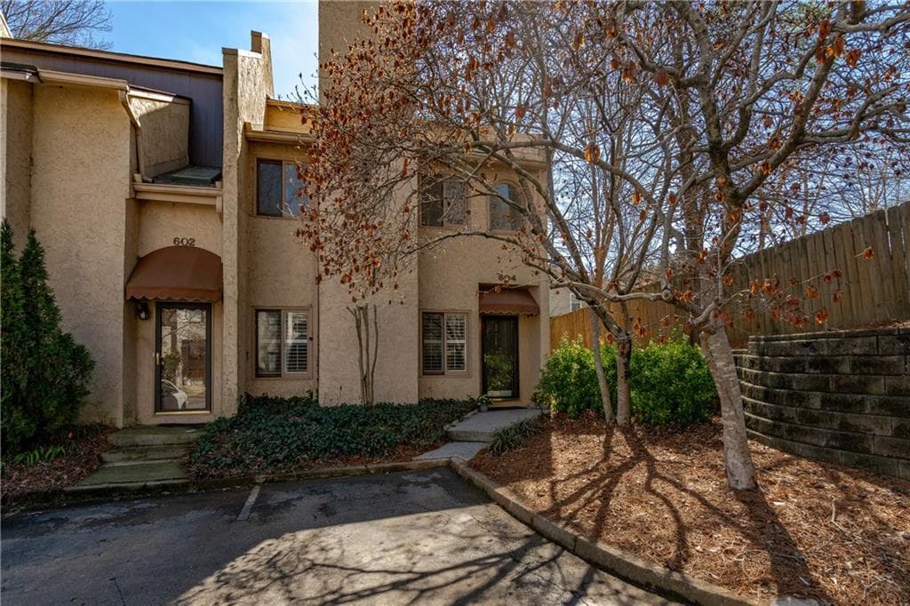 3 bedroom, 3 bathroom, 1,398 sq ft townhouse sold at 604 Roswell Landings Drive, Roswell, GA 30075