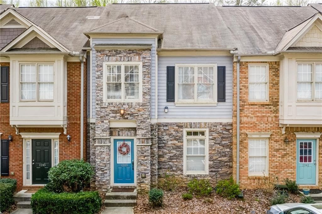 3 bedroom, 3 bathroom, 1,596 sq ft townhouse sold at 1243 Harris Commons Place, Roswell, GA 30076
