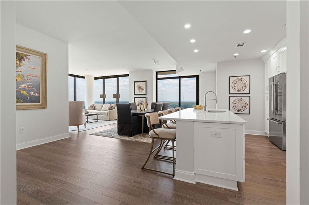 3 bedroom, 3 bathroom, 1,992 sq ft condominium sold at 270 17th Street 3907, Atlanta, GA 30363