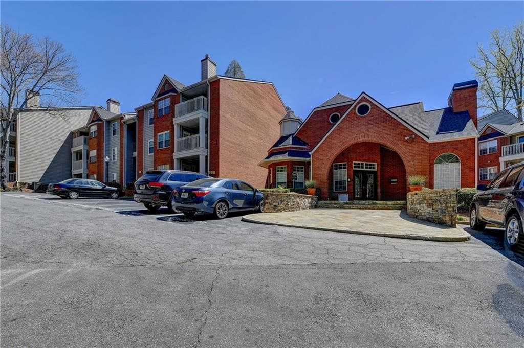 2 bedroom, 2 bathroom, 913 sq ft condominium sold at 1010 Chastain Park Court, Atlanta, GA 30342