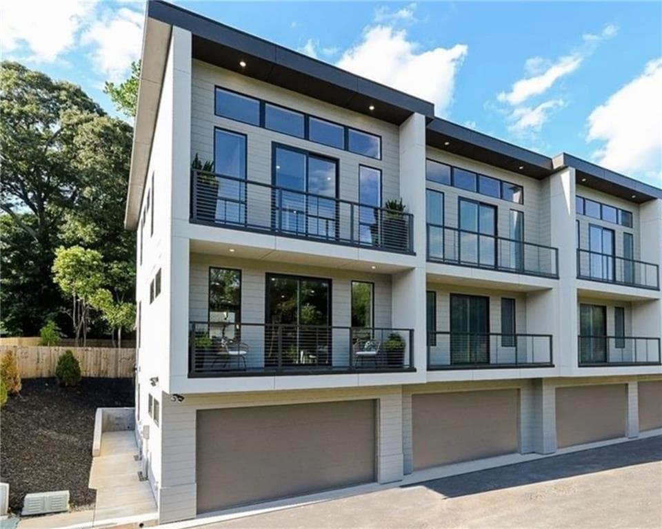 3 bedroom, 4 bathroom, 2,382 sq ft townhouse sold at 1300 Memorial Drive 18, Atlanta, GA 30317