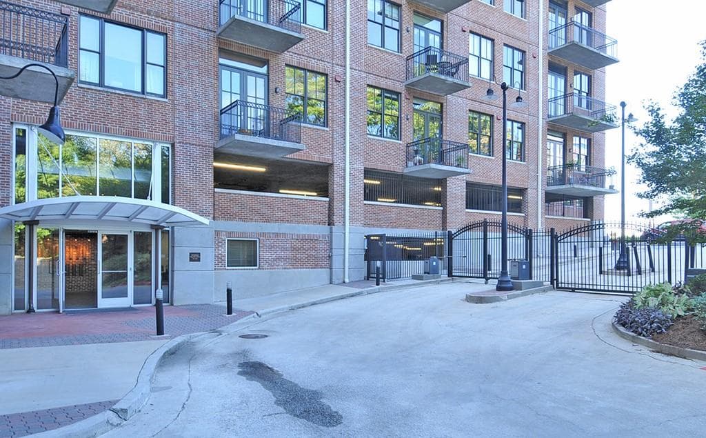 1 bedroom, 2 bathroom, 1,275 sq ft condominium sold at 3235 Roswell Road 1021, Atlanta, GA 30305