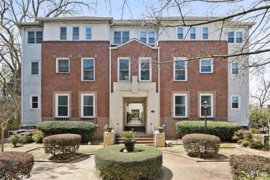 1 bedroom, 2 bathroom, 915 sq ft condominium sold at 1170 N Highland Avenue B4, Atlanta, GA 30306