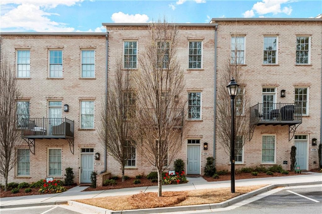 4 bedroom, 4 bathroom, 2,583 sq ft townhouse sold at 160 Clover Court, Roswell, GA 30075