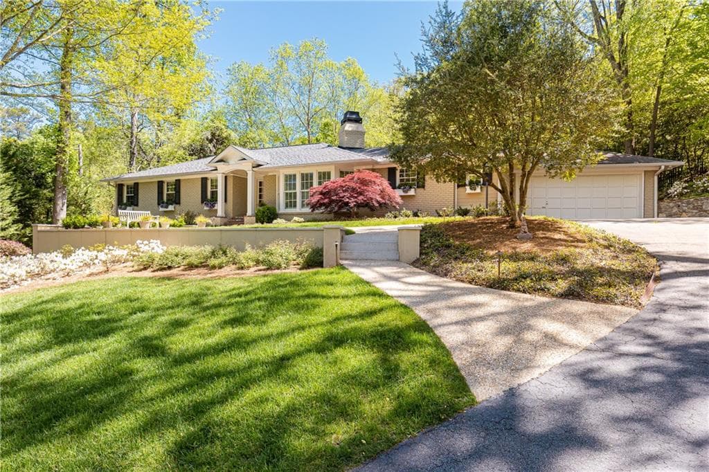 4 bedroom, 4 bathroom single family residence sold at 525 Londonberry Road, Atlanta, GA 30327