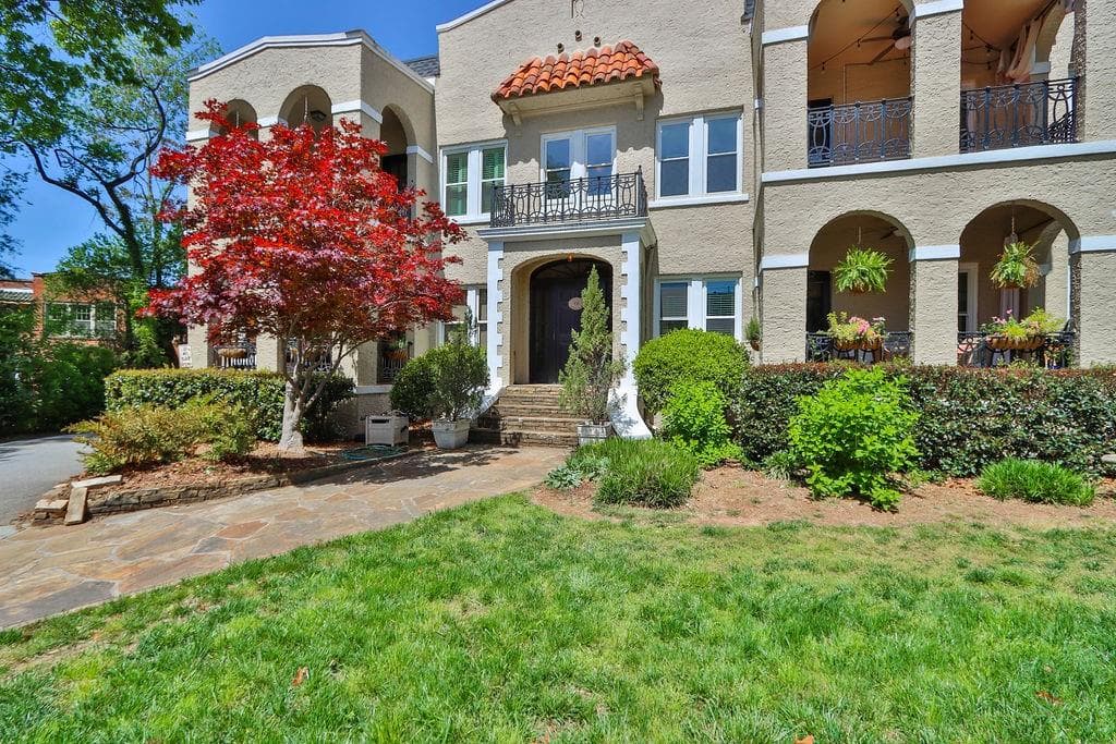 1 bedroom, 1 bathroom, 862 sq ft condominium sold at 856 Briarcliff Road 25, Atlanta, GA 30306