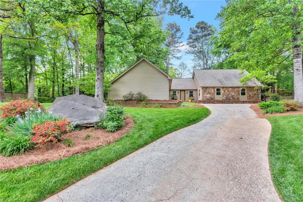 3 bedroom, 3 bathroom, 2,283 sq ft single family residence sold at 2719 Exeter Circle, Marietta, GA 30062
