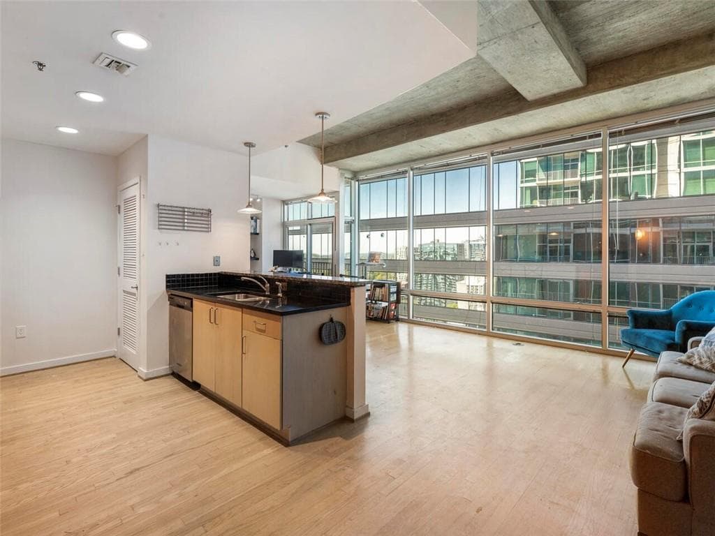 1 bedroom, 1 bathroom, 872 sq ft condominium sold at 923 Peachtree Street 1638, Atlanta, GA 30309