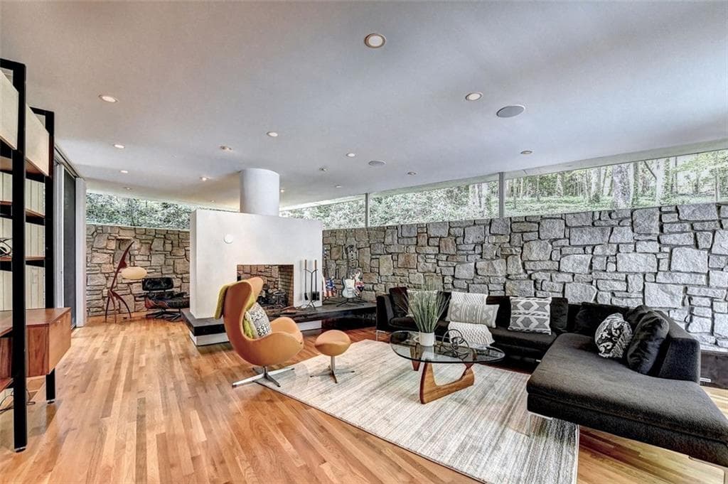 3 bedroom, 3 bathroom, 3,524 sq ft single family residence sold at 3052 W PINE VALLEY Road, Atlanta, GA 30305