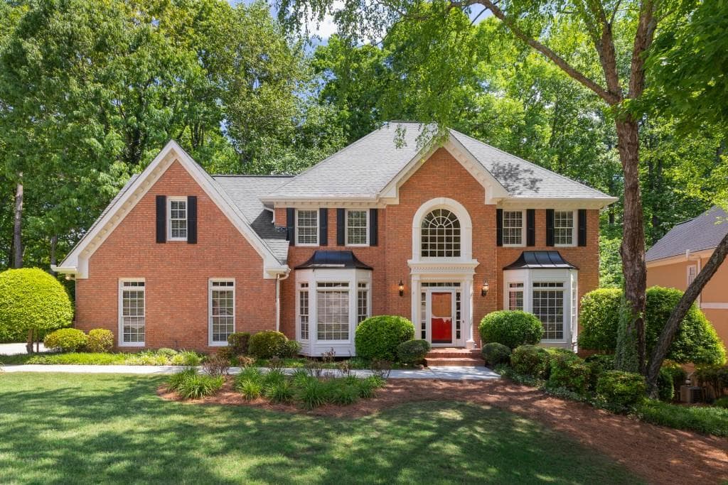 6 bedroom, 5 bathroom, 3,334 sq ft single family residence sold at 10660 Centennial Drive, Alpharetta, GA 30022