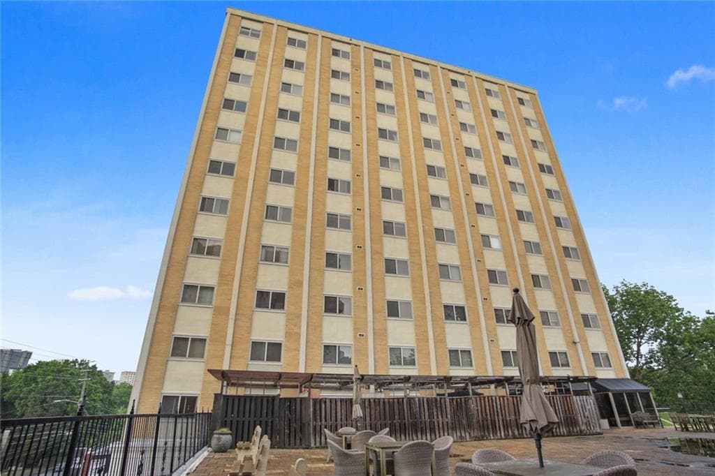 1 bedroom, 1 bathroom, 667 sq ft condominium sold at 2285 Peachtree Road 506, Atlanta, GA 30309