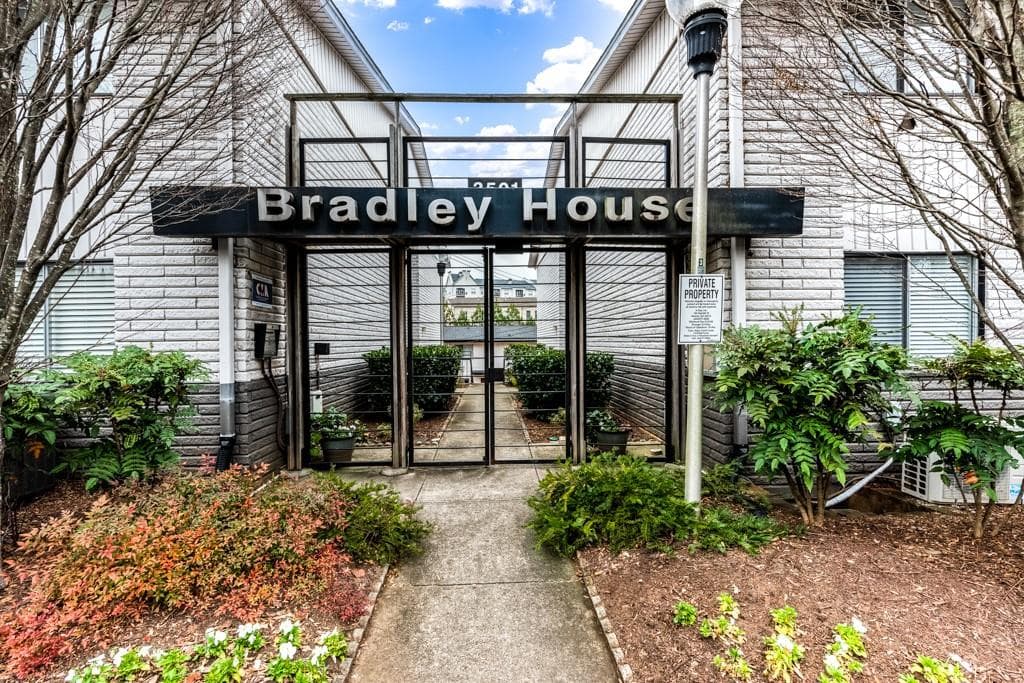 2 bedroom, 2 bathroom, 966 sq ft townhouse sold at 3501 Roswell Road 508, Atlanta, GA 30305