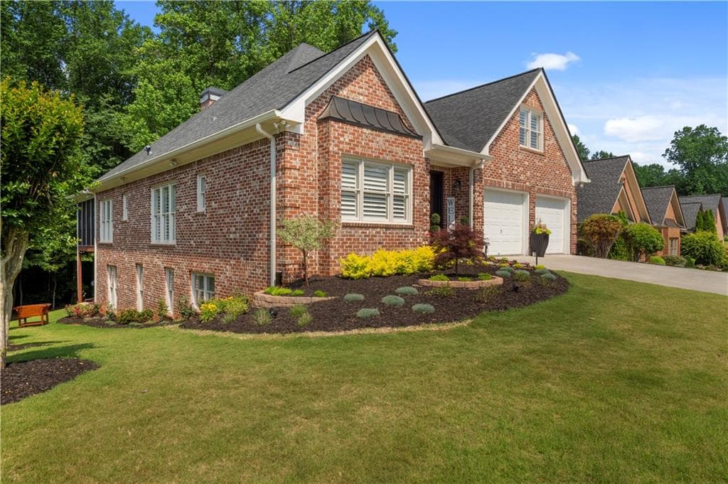 1095 Grace Hill Drive, Roswell, GA 30075 — most recent listing photo