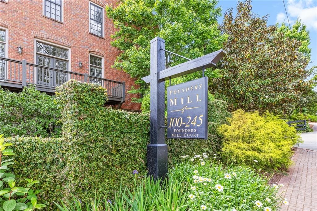 3 bedroom, 4 bathroom, 2,800 sq ft townhouse sold at 130 Founders Mill Court, Roswell, GA 30075