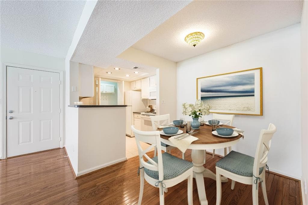 1 bedroom, 1 bathroom, 690 sq ft condominium sold at 4100 Chastain Park Court, Atlanta, GA 30342