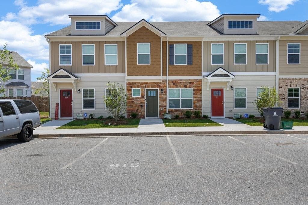 2 bedroom, 3 bathroom, 1,451 sq ft townhouse sold at 915 Ambient Way, Atlanta, GA 30331