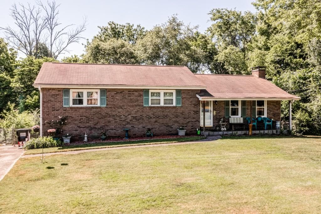 3 bedroom, 2 bathroom, 1,592 sq ft single family residence sold at 212 Mayflower Drive, Woodstock, GA 30188