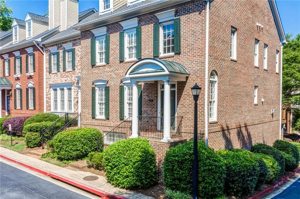 3 bedroom, 4 bathroom, 3,192 sq ft townhouse sold at 4654 Ivygate Circle, Atlanta, GA 30339