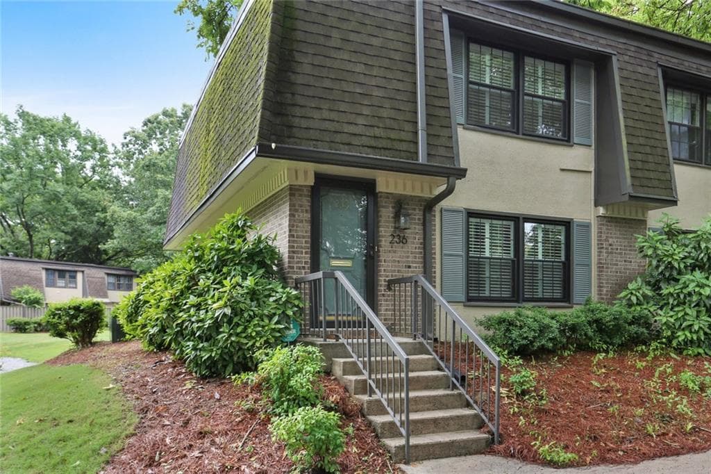 2 bedroom, 3 bathroom, 1,252 sq ft townhouse sold at 236 Triumph Drive, Atlanta, GA 30327
