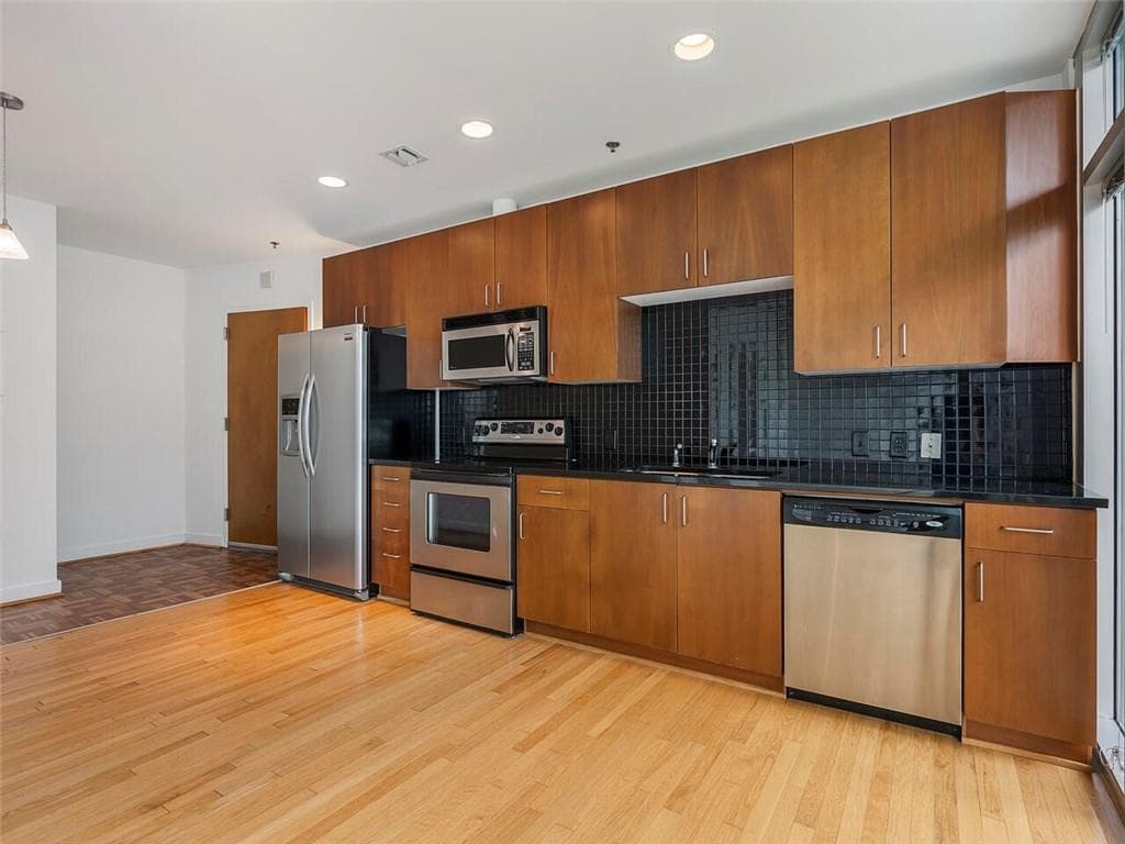 1 bedroom, 1 bathroom, 556 sq ft condominium sold at 943 Peachtree Street 1712, Atlanta, GA 30309