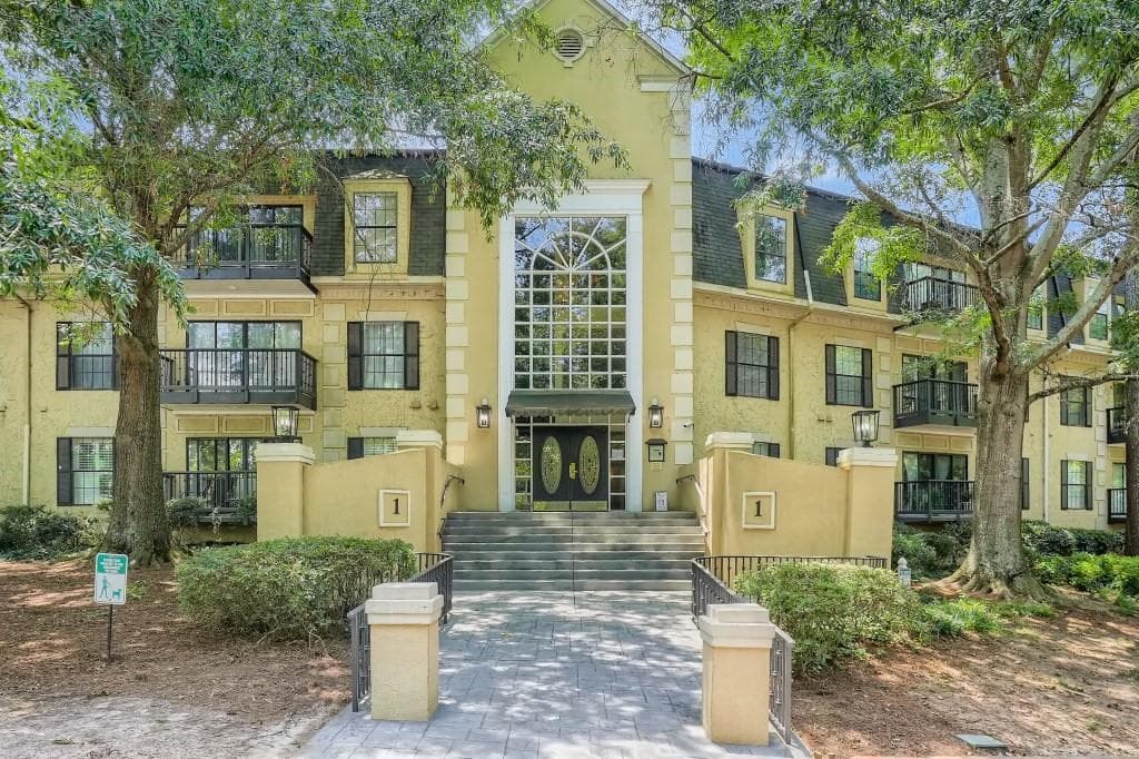 1 bedroom, 1 bathroom, 831 sq ft condominium sold at 1206 Pine Heights Drive, Atlanta, GA 30324