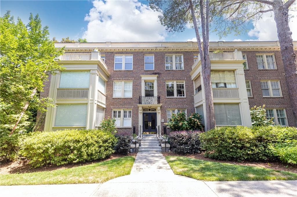 2 bedroom, 2 bathroom, 1,300 sq ft condominium sold at 2260 Peachtree Road D6, Atlanta, GA 30309
