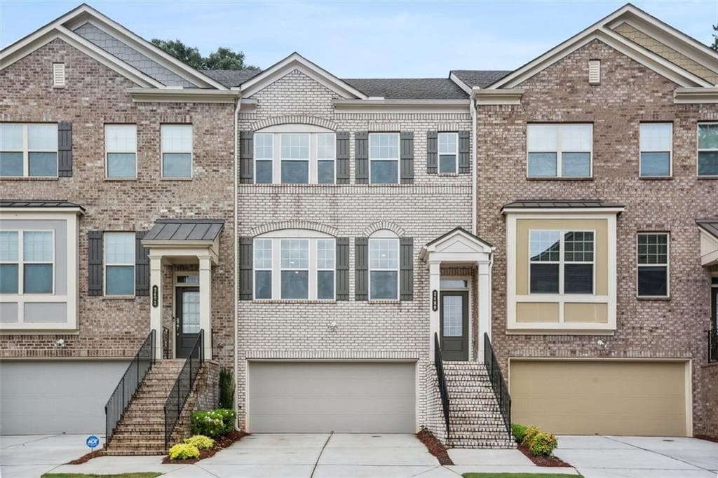 3 bedroom, 4 bathroom, 2,256 sq ft townhouse sold at 2489 Ashford Oaks Drive, Atlanta, GA 30345