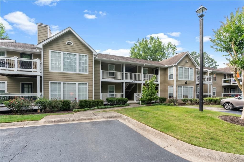 2 bedroom, 2 bathroom, 1,342 sq ft condominium sold at 409 Berkeley Woods Drive, Duluth, GA 30096