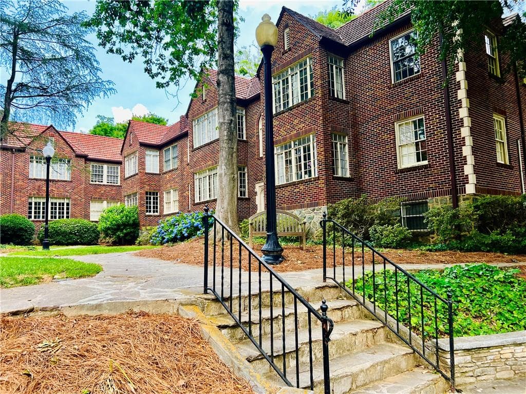 1 bedroom, 1 bathroom, 871 sq ft condominium sold at 1765 Peachtree Street E2, Atlanta, GA 30309