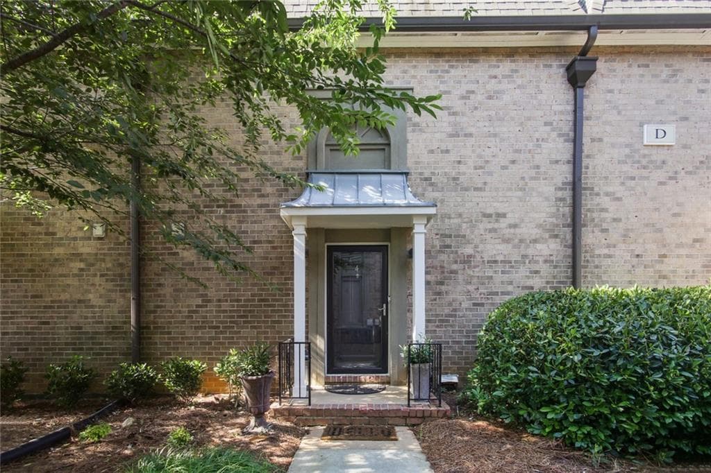 2 bedroom, 2 bathroom, 1,228 sq ft condominium sold at 6980 Roswell Road D4, Atlanta, GA 30328