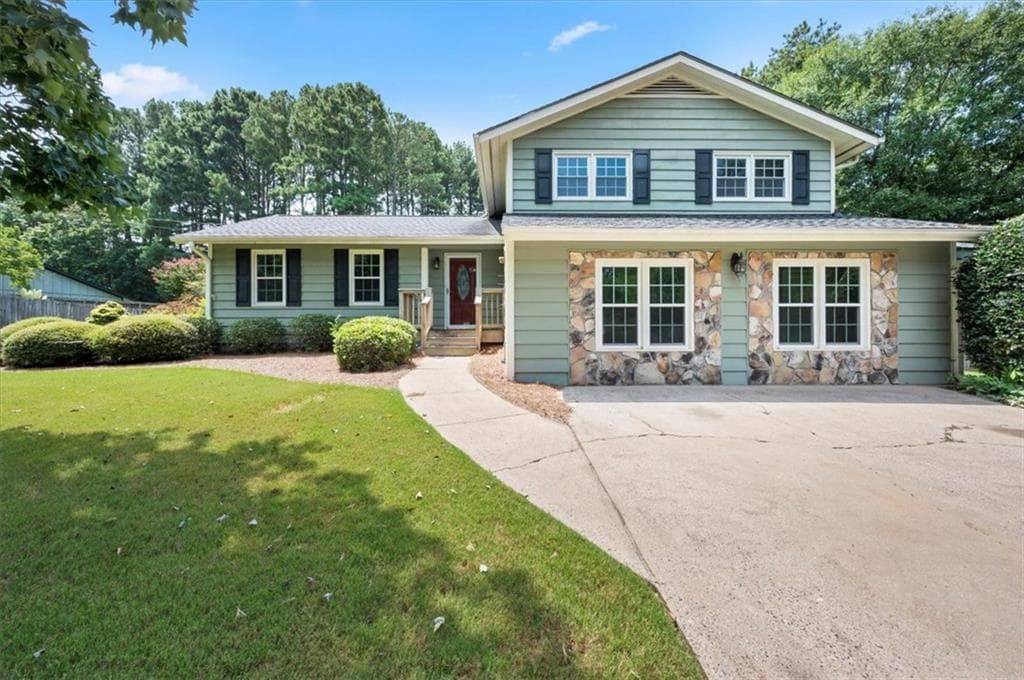 4 bedroom, 3 bathroom, 1,367 sq ft single family residence sold at 392 Heritage Lane, Alpharetta, GA 30009