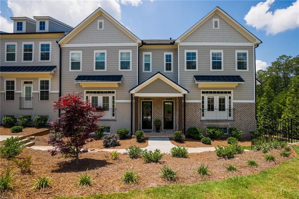 3 bedroom, 4 bathroom, 2,700 sq ft townhouse sold at 10055 River Rock Drive, Roswell, GA 30076
