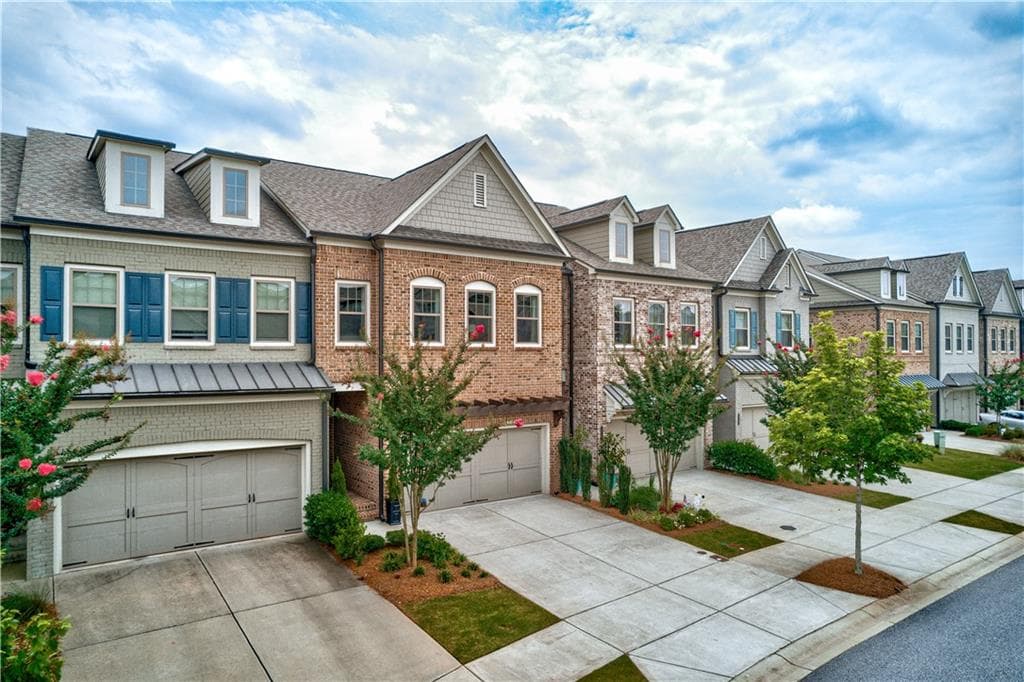 3 bedroom, 4 bathroom, 2,600 sq ft townhouse sold at 10164 Windalier Way, Roswell, GA 30076