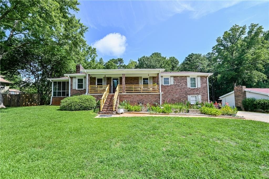 3 bedroom, 2 bathroom, 2,146 sq ft single family residence sold at 5560 Balmoral Drive, Douglasville, GA 30135
