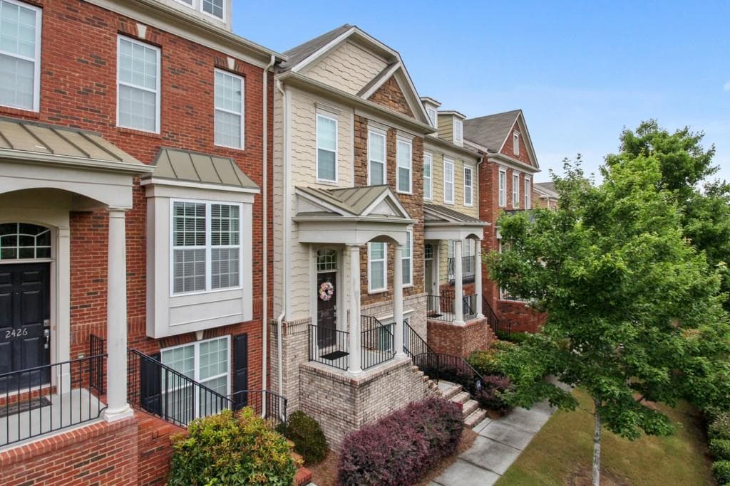 3 bedroom, 4 bathroom, 1,890 sq ft townhouse sold at 2430 Natoma Court 10, Smyrna, GA 30080