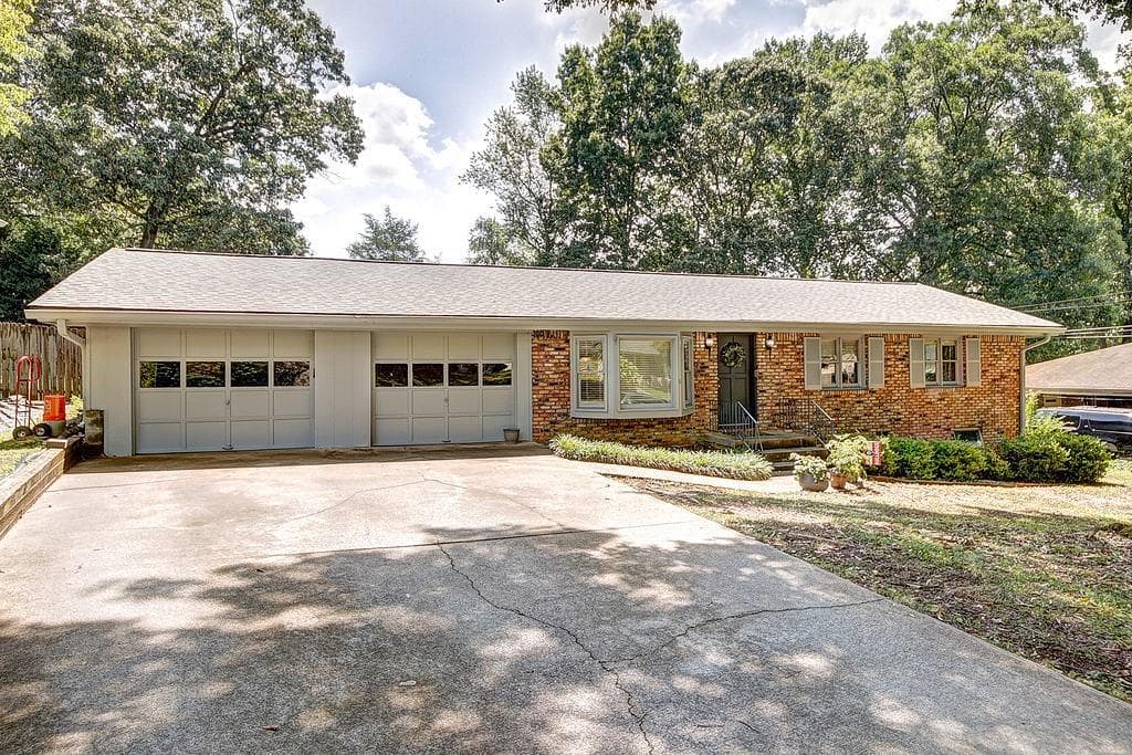 3 bedroom, 3 bathroom, 1,576 sq ft single family residence sold at 3885 Honeysuckle Drive, Smyrna, GA 30082