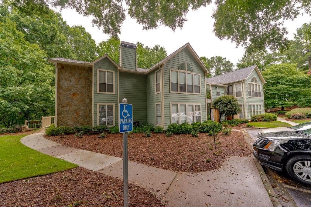 2 bedroom, 2 bathroom, 1,360 sq ft condominium sold at 3019 Canyon Point Circle, Roswell, GA 30655