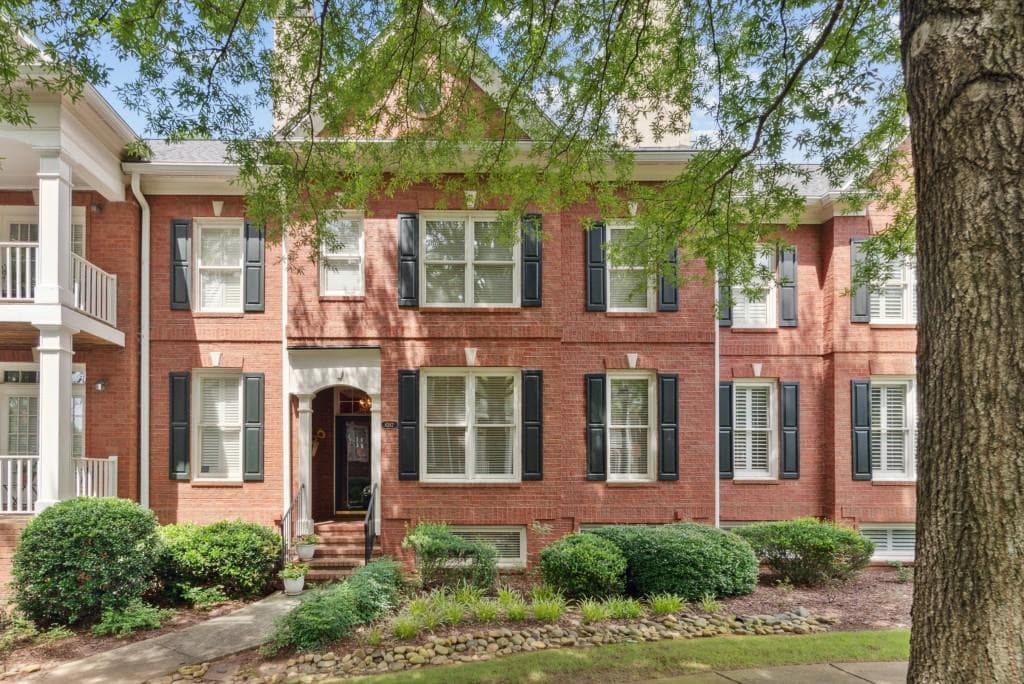 3 bedroom, 4 bathroom, 2,657 sq ft townhouse sold at 4382 Paces Point Circle, Smyrna, GA 30080