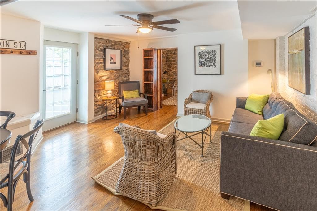 2 bedroom, 1 bathroom, 900 sq ft condominium sold at 28 Collier Road 13, Atlanta, GA 30309