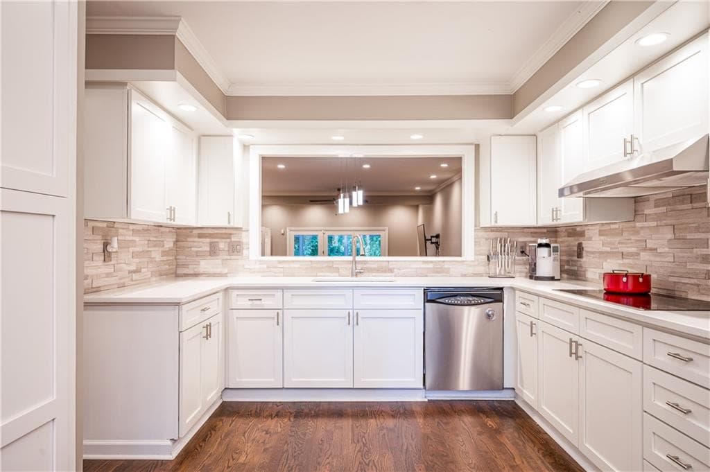 3 bedroom, 4 bathroom, 2,528 sq ft townhouse sold at 6 Alston Place, Atlanta, GA 30324